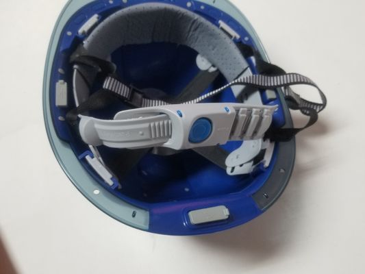 बिल्ट-इन 4G वाईफ़ाई कैमरा GPS ब्लू टूथ मल्टी इंटरकॉम सेंट्रल मॉनिटरिंग प्लेटफॉर्म के साथ ब्लू सेफ्टी स्मार्ट हेलमेट