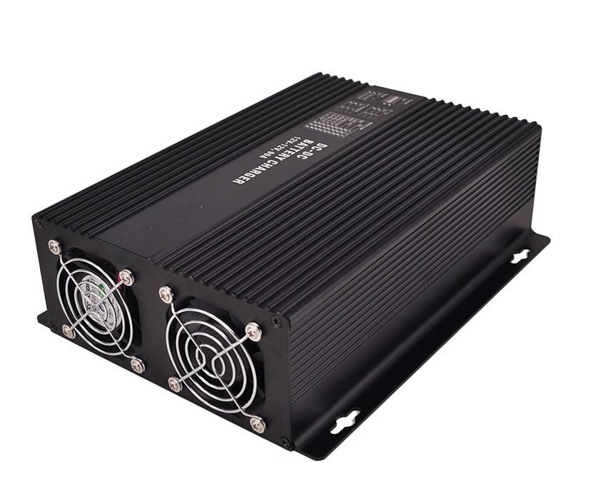 12V 30A DC बैटरी चार्जर 390W Pvmax रिवर्स पोलरिटी प्रोटेक्शन वाटरप्रूफ ग्रेड IP20/IP65 के साथ